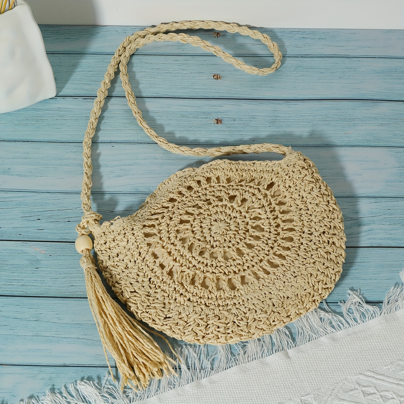 

Sac en paille tissée rond pour l'été, avec des franges style bohème, sac à bandoulière rétro pour la plage, idéal pour les vacances et les voyages.