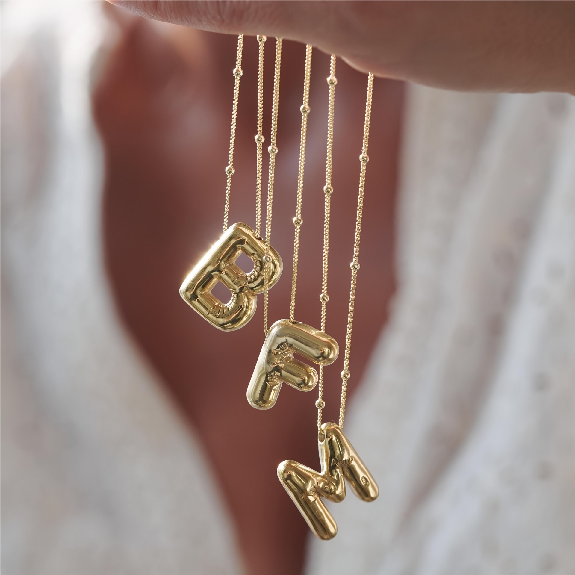

Minimalist Golden Bubble Letter Pendant Alloy Necklace, Send Couple Chain Elegant Temperament Versatile Daily Travel Wear Jewelry