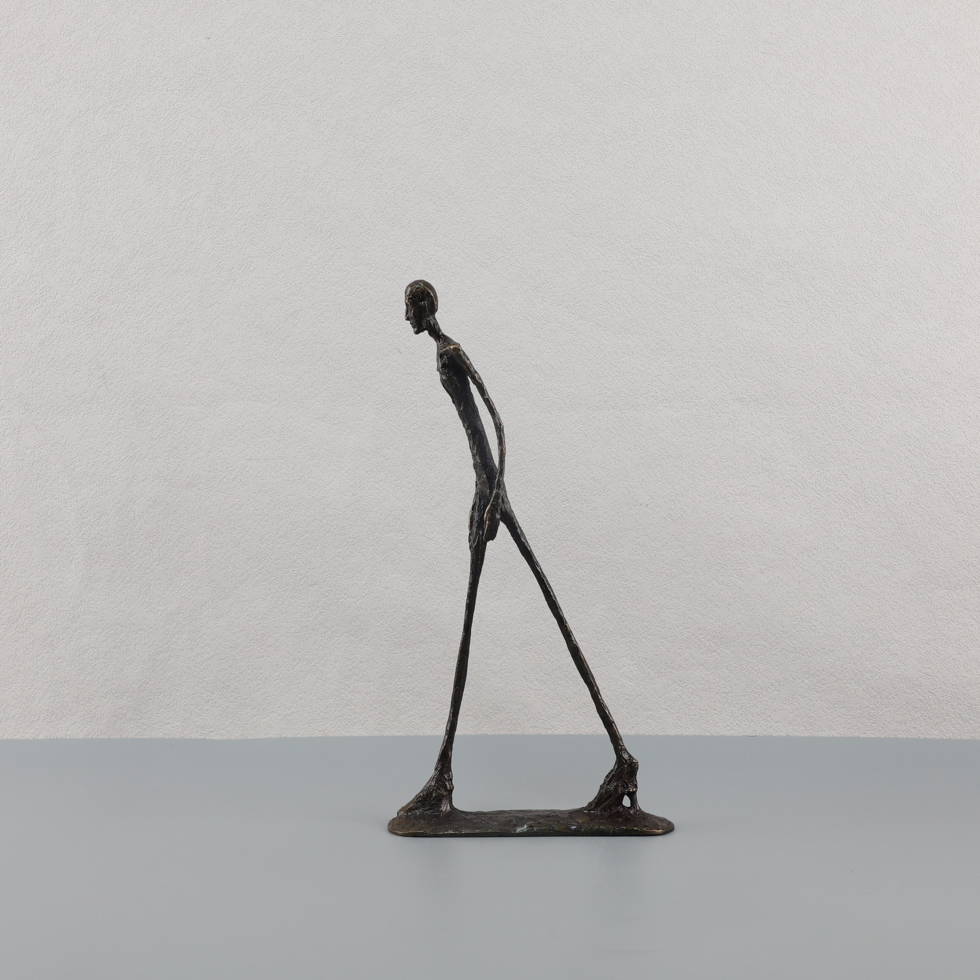 1 stück moderne abstrakte gehen-figuren-skulptur, gusseisen-kunststatue mit quadratischer und runder basis, dekorative handwerk für verschiedene raumtypen, keine elektrizität erforderlich