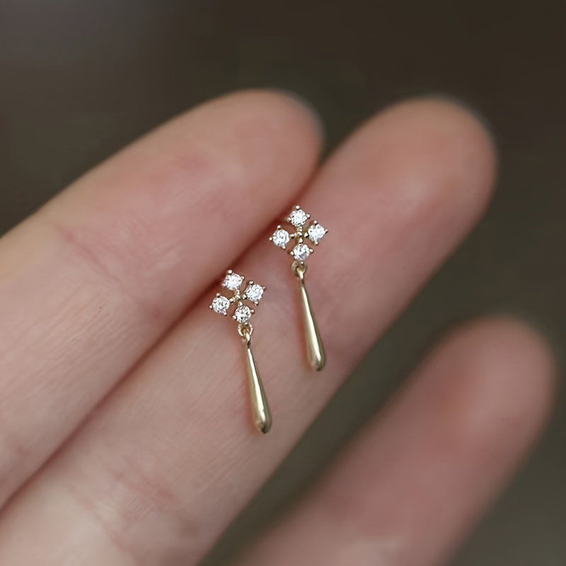 Image of Fashion S925 Silver Four-claw Round Water Drop Pear-shaped Geometric Jewelry Anti-allergy Ear Studs Ladies