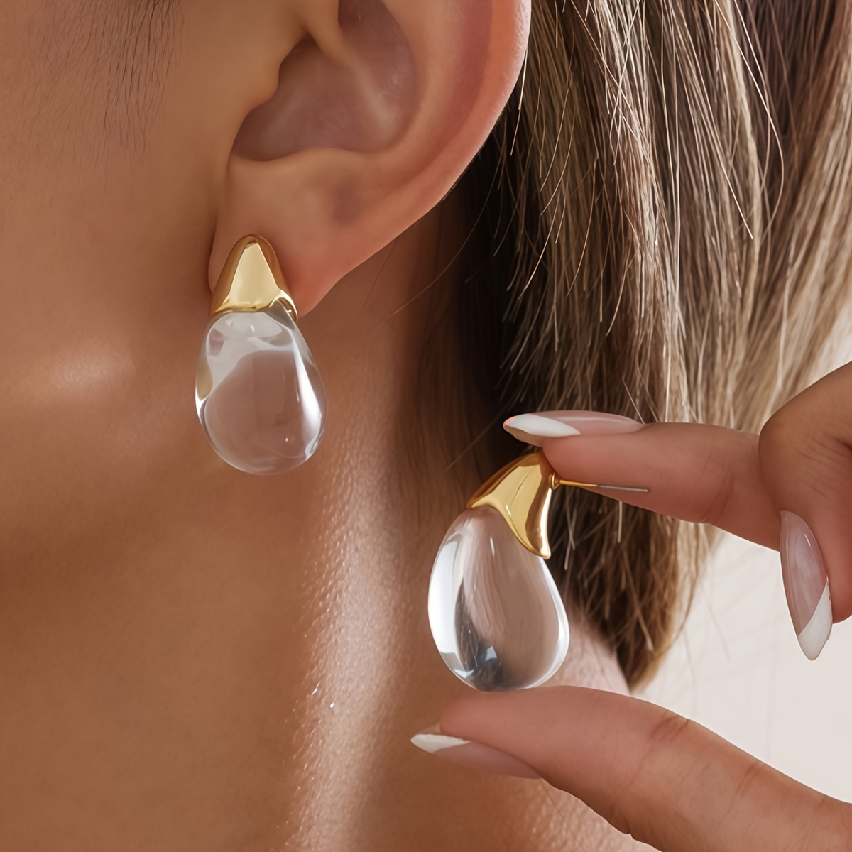E-shop Ein Paar elegante und stylische, mehrfarbige Acryl-Tropfenohrringe, für Damen zum Tragen bei täglichen und auf Urlaub.