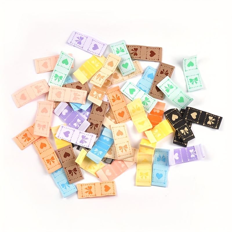 E-shop 50 Stück 1,5x4 cm Multicolor Schleifenmuster Zufällige Gemischte Stoffetiketten Kragenetiketten Fadenkanten Stoffanhänger Stoffaufkleber
