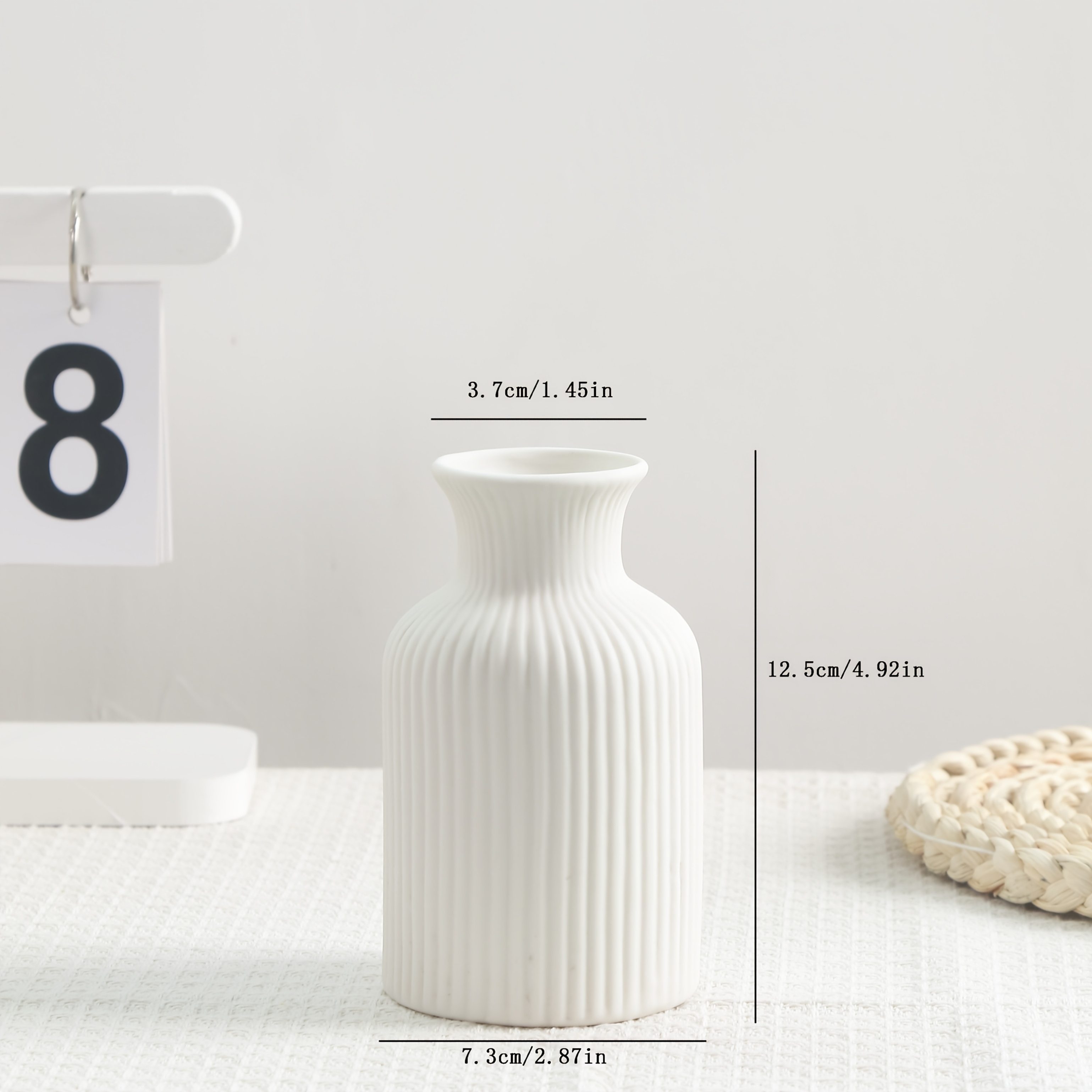 E-shop Minimalistische weiße Keramikvase mit vertikalen oder horizontalen Streifen – Zylindrische Blumenvase für Wohnaccessoires, Tischdekoration,