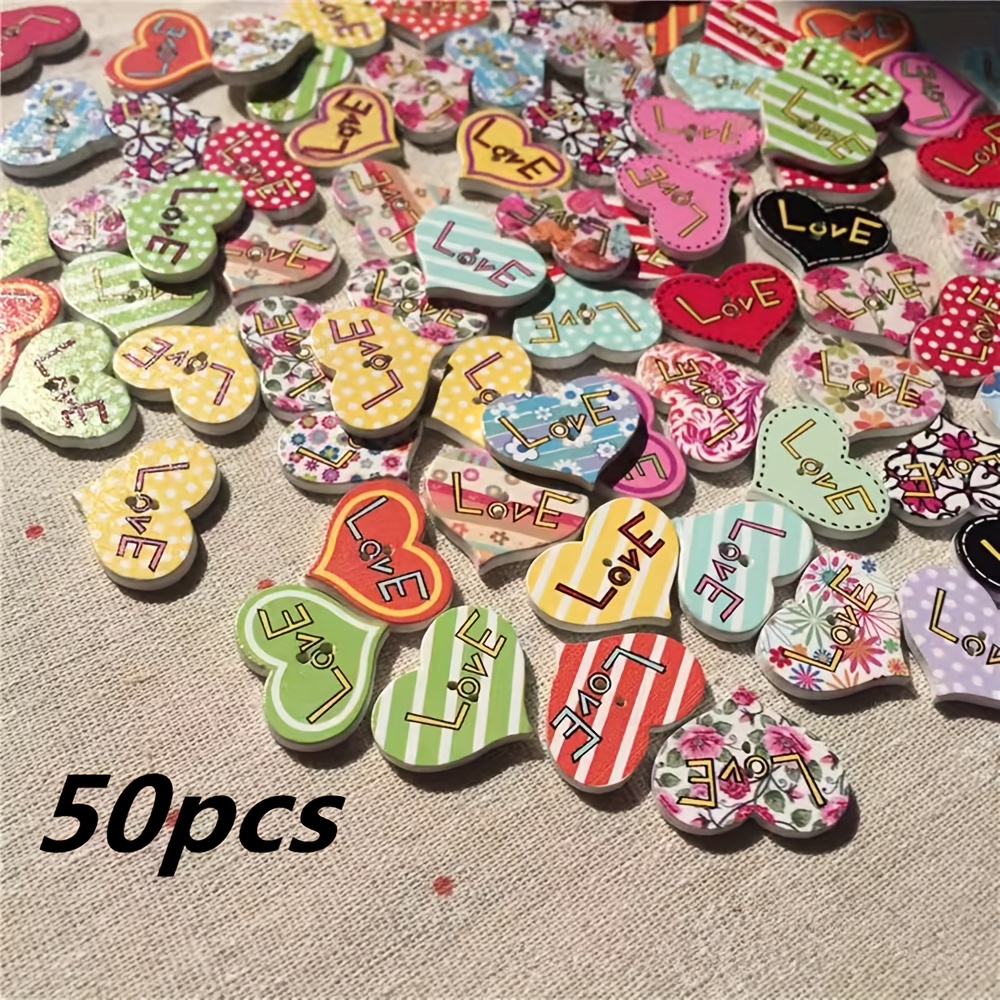 TEMU Ensemble de 50 boutons en bois de cœur, avec deux trous, parfaits pour les projets de couture et la décoration de scrapbooks. Chaque bouton