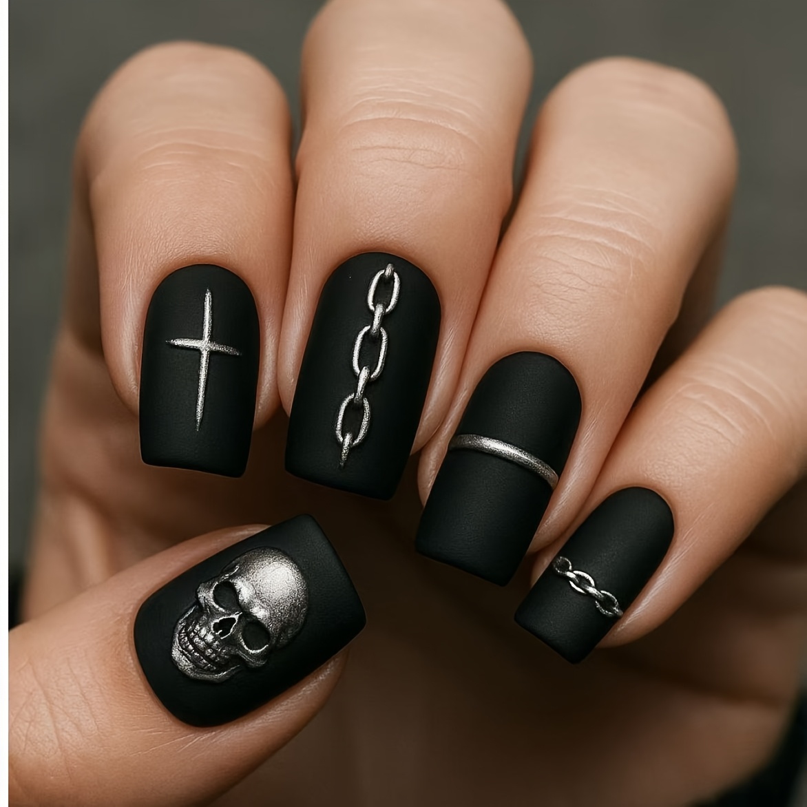 E-shop 24-tlg. mittel-lange quadratische Cool Nagelkunst, mattschwarze Totenkopf-Kettennägel, Nischen- einzigartige Nagelkunst im Gothic-Stil,