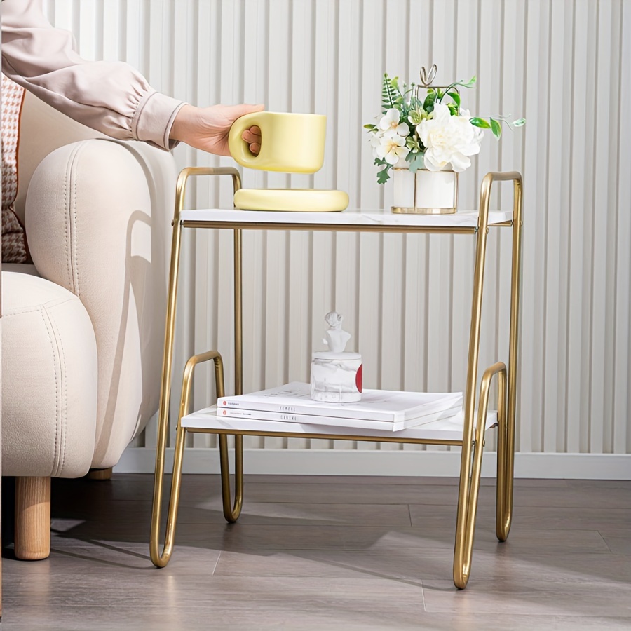 Mesa Auxiliar Chic de 2 Niveles en Blanco y Dorado - Aspecto Moderno de Mármol con Estructura de Metal, Perfecta para Dormitorio o Sala de Estar, Mesa Pequeña, Mesas de Sofá, Mesitas de Noche
