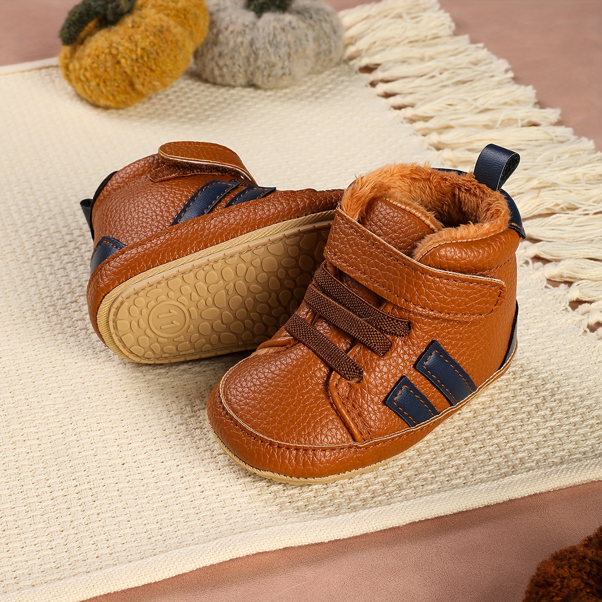 Een paar nieuwe, warme, fleece sportschoenen