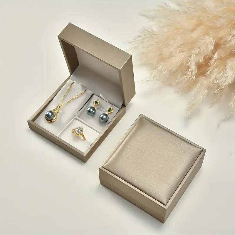 Ensemble de 4 plateaux d'organisateur de bijoux en Mauritius Ensemble de 4 plateaux d'organisateur de bijoux en Mauritius