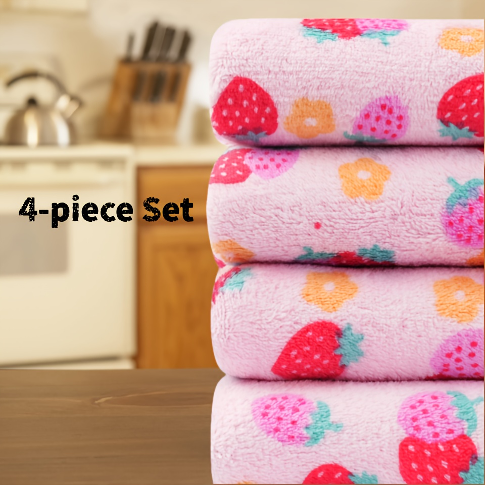 E-shop Ein Set aus 4 Reinigungstüchern aus Korallenfleece mit einem exquisiten Erdbeer-Druckdesign. Diese weichen und saugfähigen Tücher sind bei der
