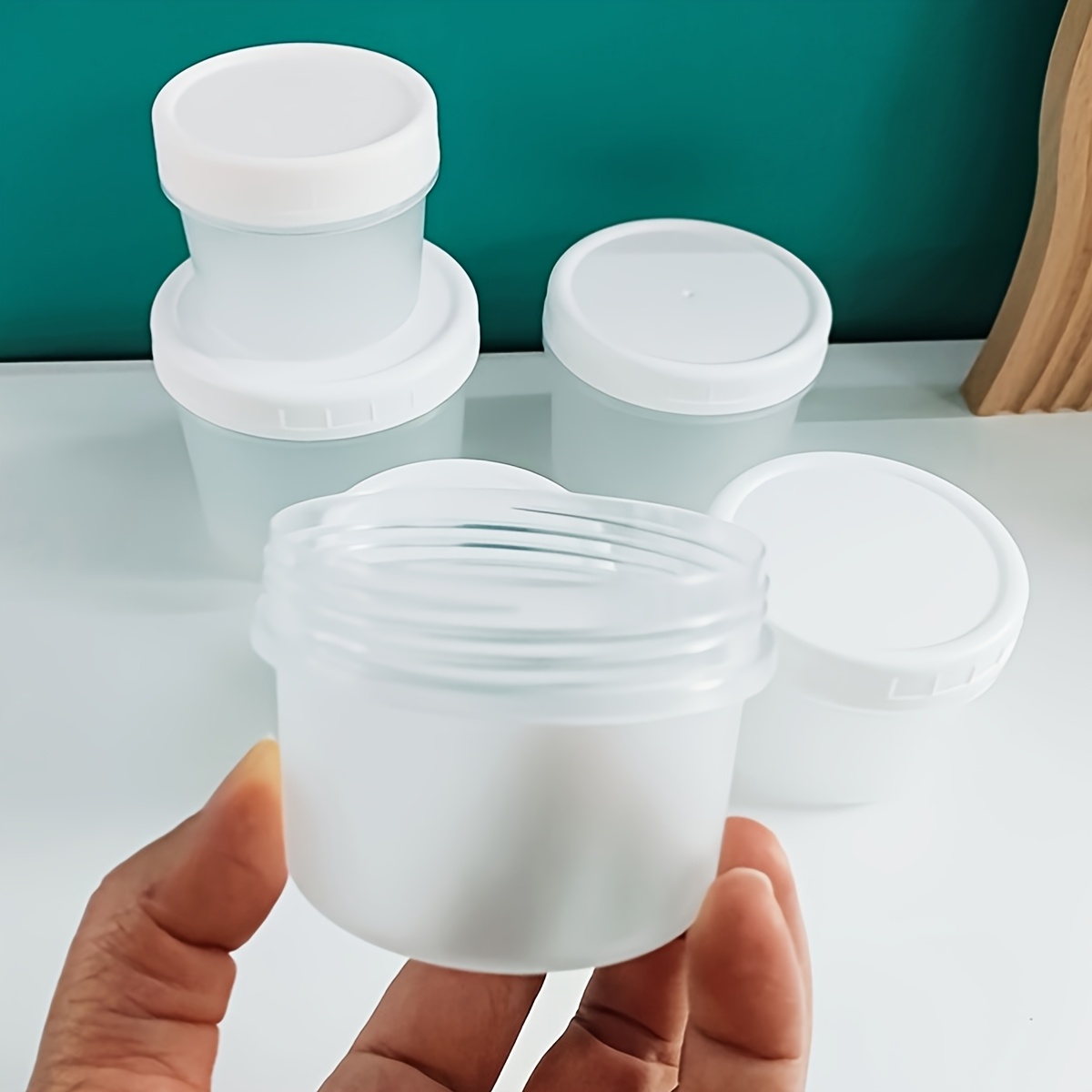 12/24 Stück wiederverwendbare leere Behälter, jeweils mit einem Fassungsvermögen von 4 Unzen. Enthält 6/12 Gläser + 6/12 Deckel. Die Plastikgläser sind aus PP-Kunststoff * für Cremes, Lotionen,