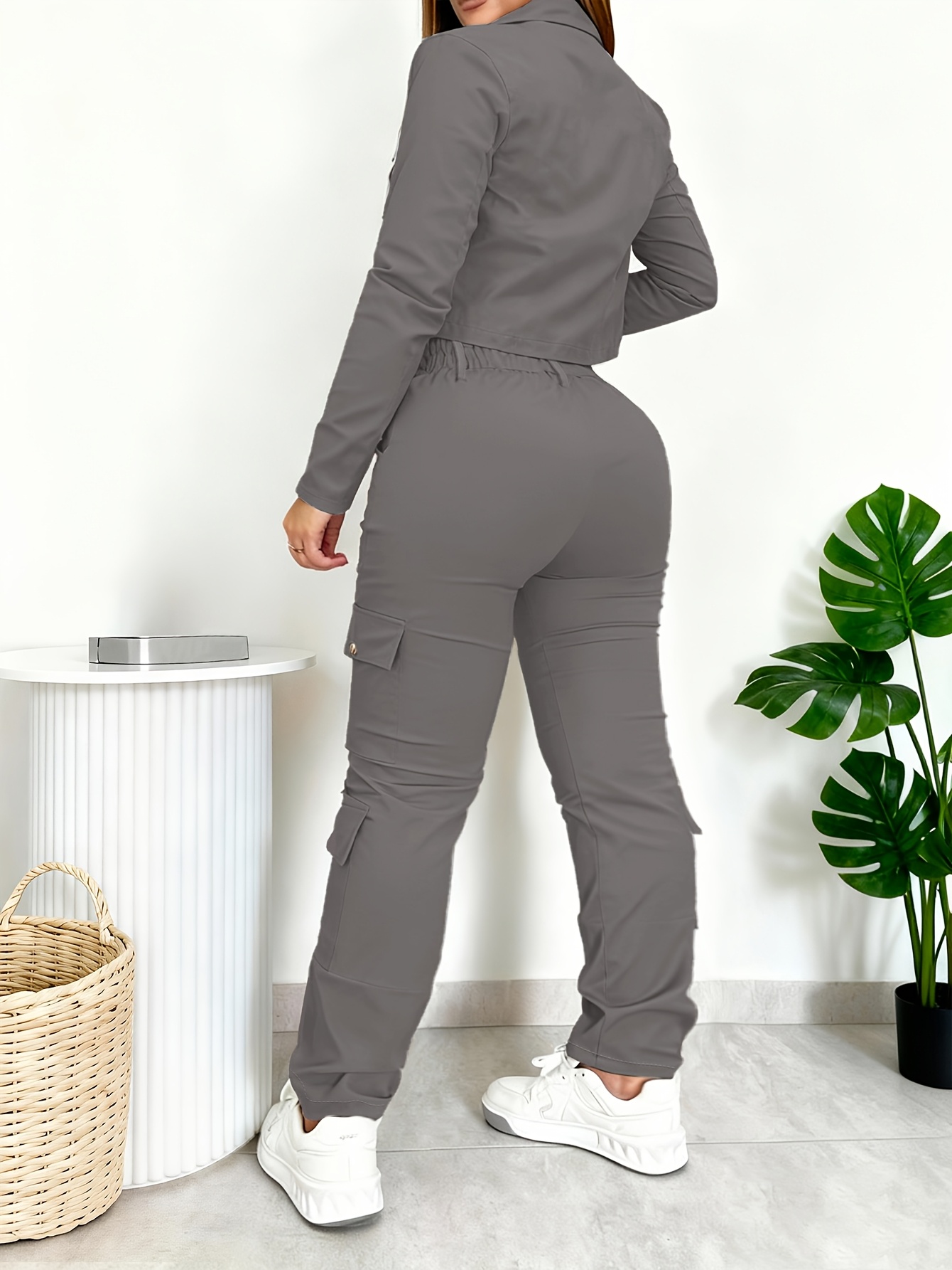 Conjunto Feminino Versátil de 2 Peças com Camiseta Cropped Justa de Gola V e Calça de Perna Larga  4