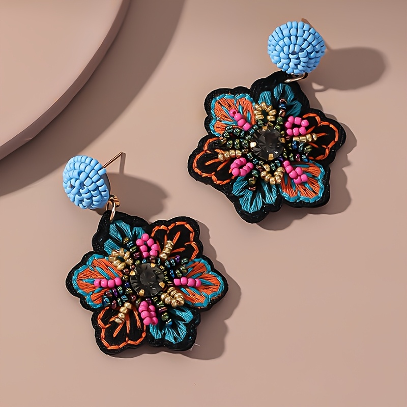 

1 paire de boucles d'oreilles bohèmes brodées et perlées, style bohème en polyester, avec des accents en résine et une aiguille d'oreille en acier inoxydable, .