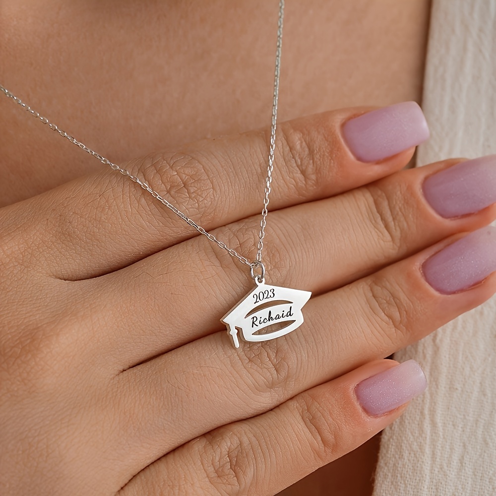 TEMU Collana Personalizzata per Laurea per Donne - Pendente a Forma di Toga con Incisione di e , Catena , Elegante in Stile Boh矇mien, Regalo per il a