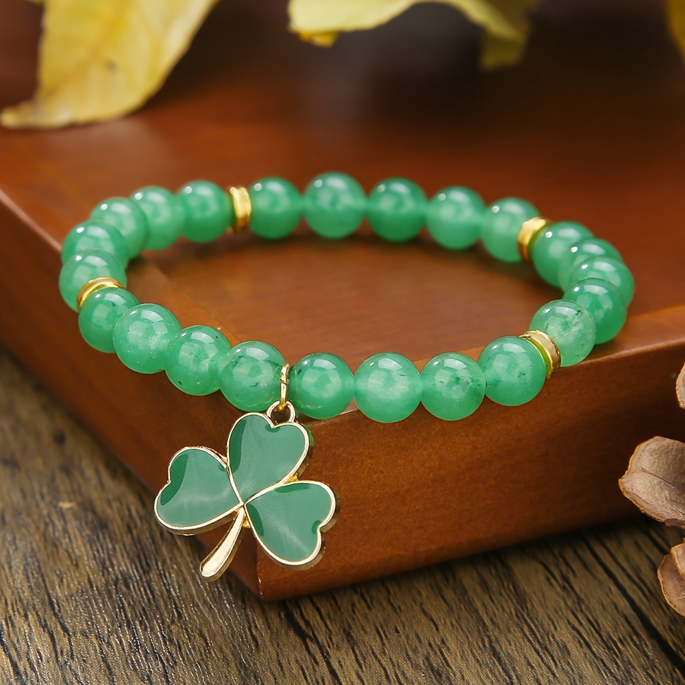 E-shop Ein 8-mm-grünes, elastisches Armband mit einem herzförmigen Kleeblatt-Anhänger, ein stilvolles Geschenk für Glück