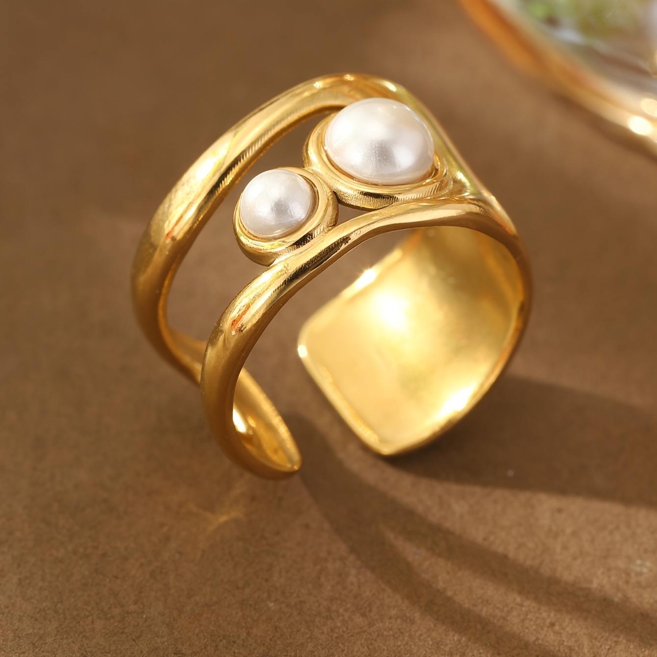 טבעת נירוסטה מתכווננת בגוון זהוב לנשים אפקטיבית עם שלישית ולכלנטית פניני חיקוי - מושלמת למסיבות, טבעית| נוסח וינטג'|גימור יוקרתי