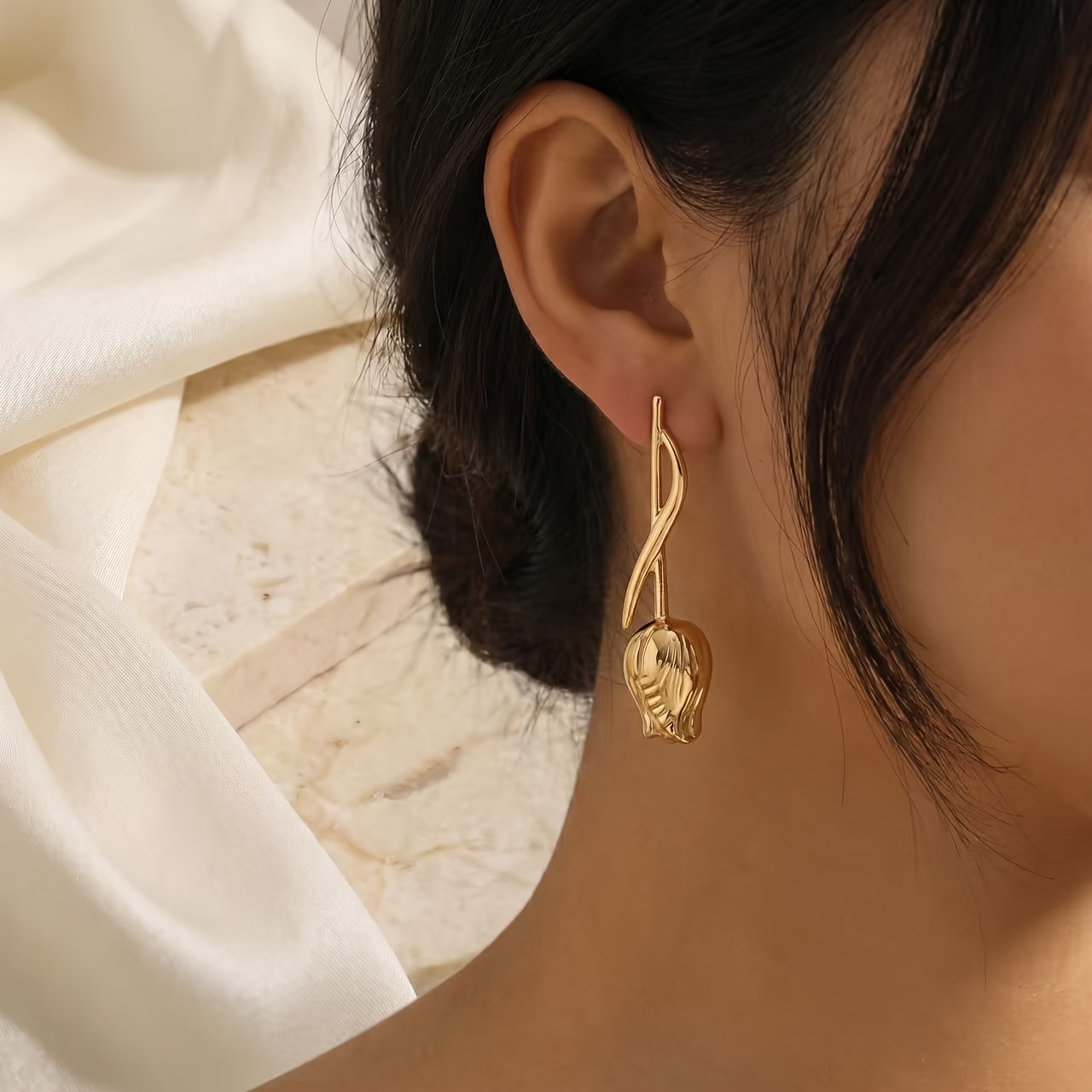 Retro Elegant Line Texture Tulip Earrings