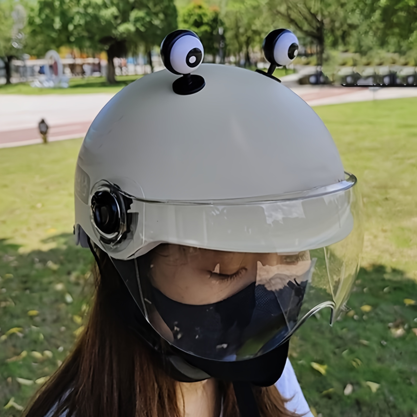 

1 pièce, autocollant de casque yeux de dessin , matériau PC, couleur mélangée, ajustement universel, accessoire amusant pour vélo et scooter, sports de et loisirs, pièces de d', décor de lumière 3D