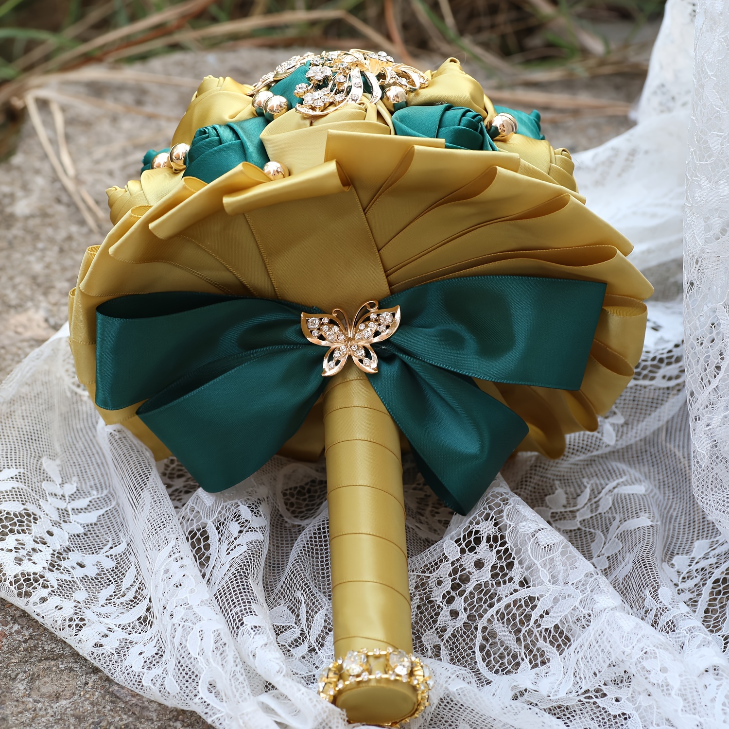   kuyov qizlar uchun buket boy qizil shokoladli güllar, kristal va marjon aksessuarlari bilan to'ldirilgan to'y kechasi tafsilotlari 21