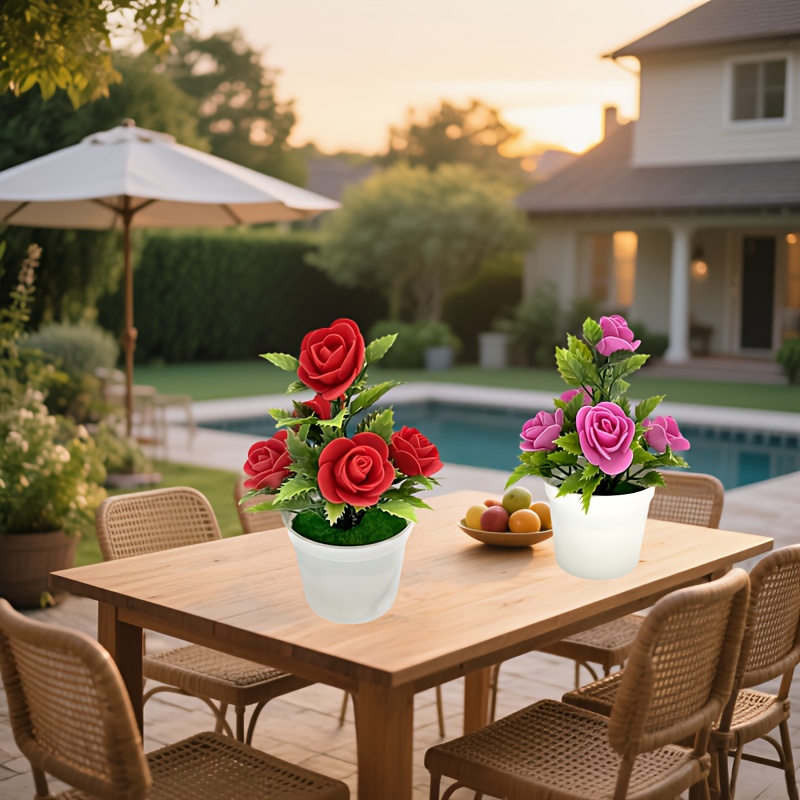 Twee levensechte kunstmatige rozen in pot