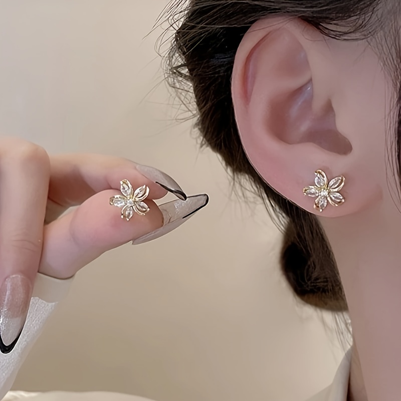 

Vintage Elegant Floral Stud Earrings - Alloy With Alloy Ear Needle, Daily & Gift Wear, Valentine's Day - All Suitable