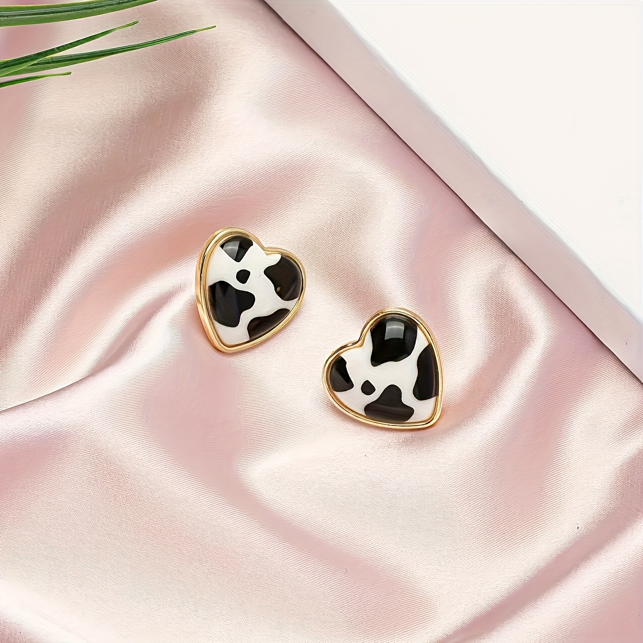 TEMU A Pair Of Everyday Versatile Petite Sweet Heart Leopard Print Black And White Checkered Pattern Creative Simple Women's Fashion Stud Earrings