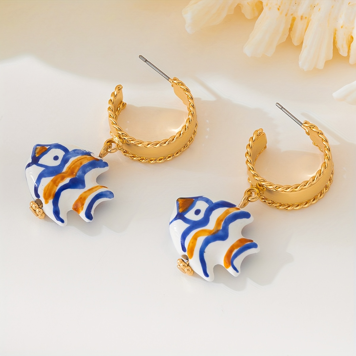 E-shop 2 Stück niedliche und lebendige C-förmige Ohrhänger im Strand-Stil aus Keramik mit Fischen, geeignet für den täglichen Gebrauch von Frauen