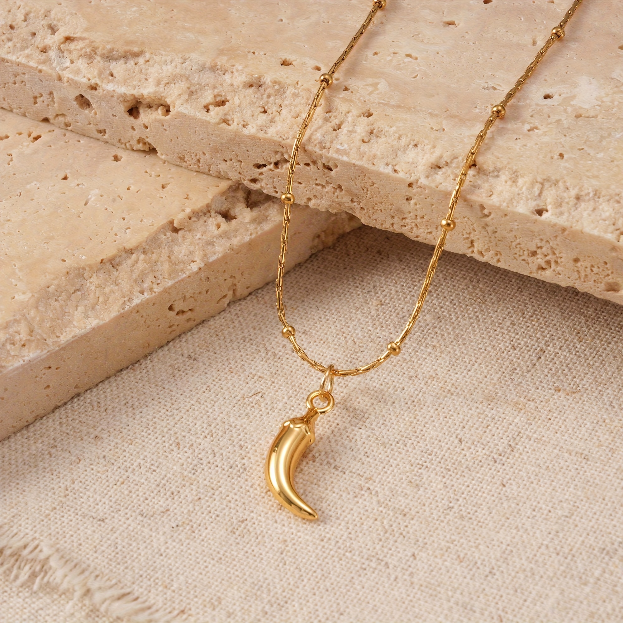E-shop Eine modische und farbechte goldenfarbene Halskette aus 304 Edelstahl für Damen mit pfefferförmigem Anhänger, passend für alle Jahreszeiten,