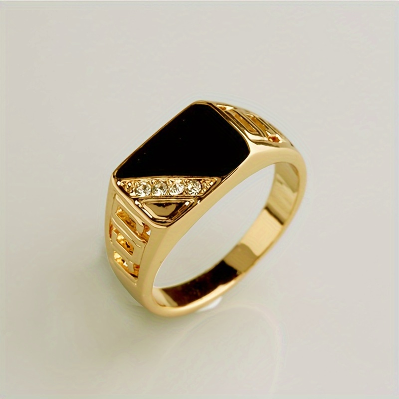 

A Retro, Luxurious, European And American Classic Square Fashion Ring With Large Gemstones