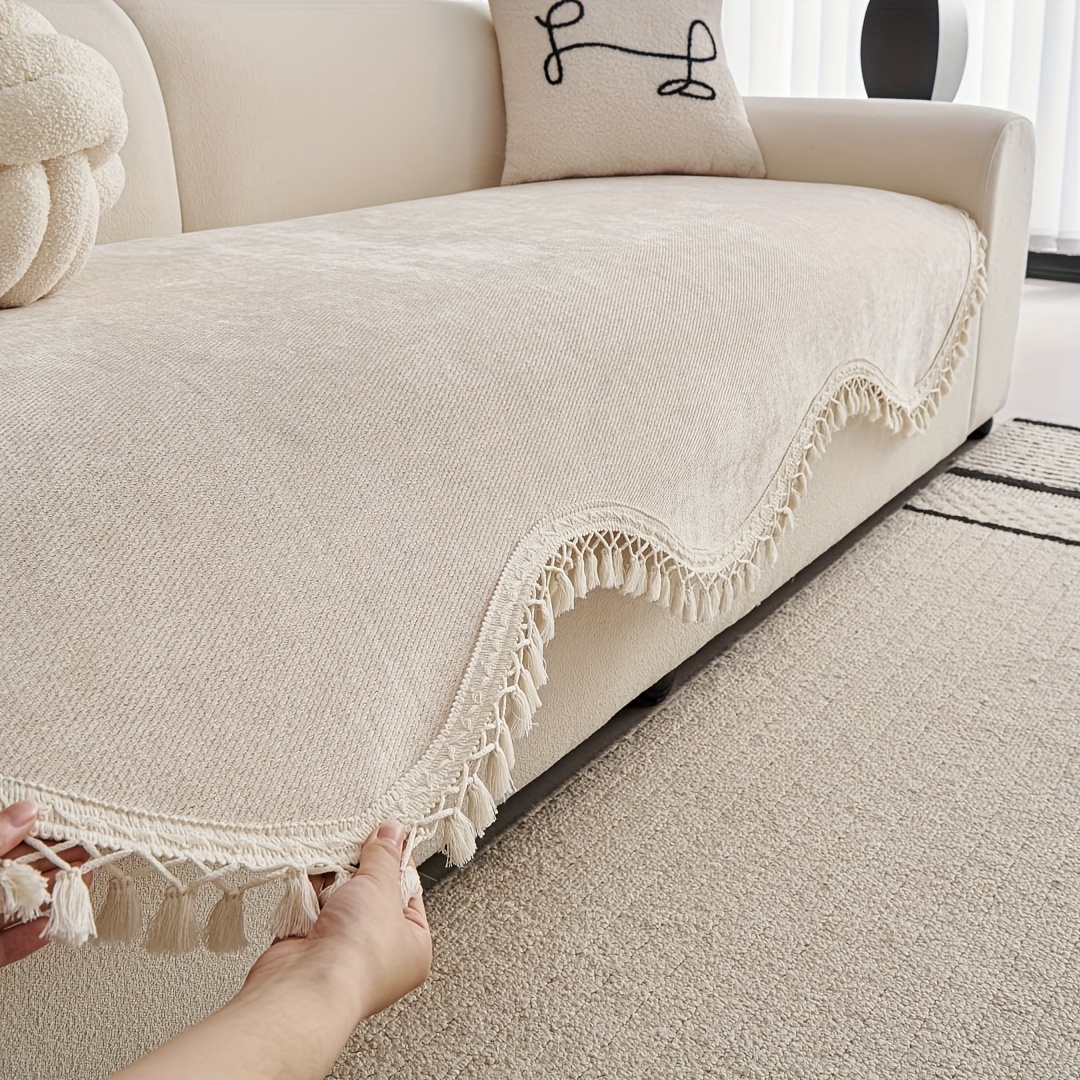 Un morceau de coussin de canapé en forme de tassel à rayures