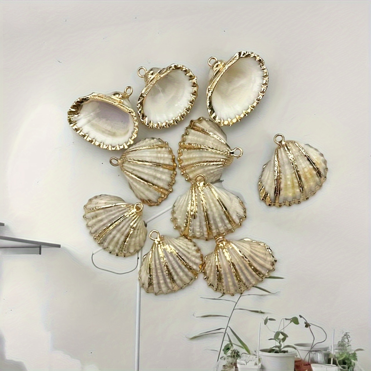

Création de bijoux faits main avec des perles éparpillées en coquillage d'eau douce, pour un style estival naturel et frais. Idéal pour un cadeau de couple.