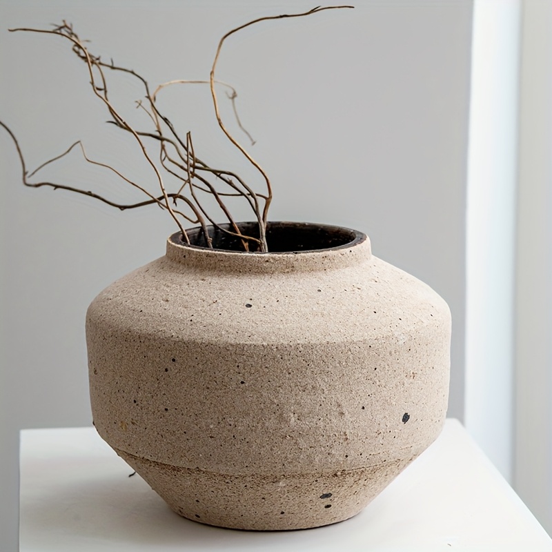 Elegant Vintage Beige Mottled Ceramic Flower Pot, Exquisitely Designed to Perfectly Present a Refined Atmosphere. An Excellent Plant-growing Container Suitable for Any Floral Arrangement. The Unique Mottled Design Adds a Classical Aesthetic