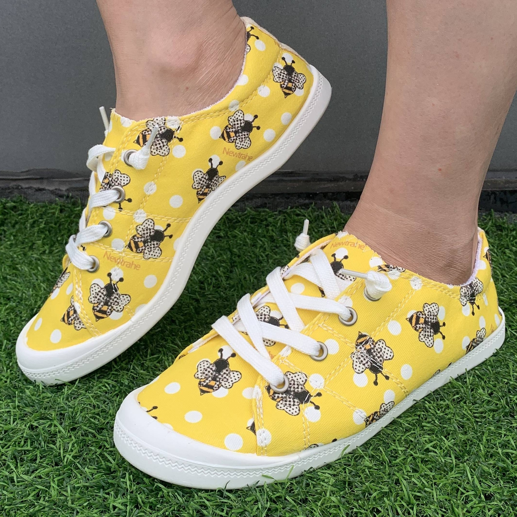 

Women's Cartoon Bee Print Loafers, Lightweight Flat Slip On Walking Shoes, Comfort Canvas Travel Shoes