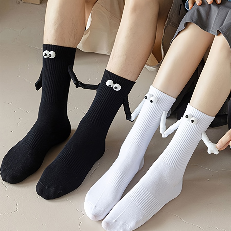E-shop 2er-Pack Unisex Kreative Magnetische Hand-in-Hand Socken mit Modischem Neuheit-Großaugen-Dekor, Mittellange Paar-Socken für den