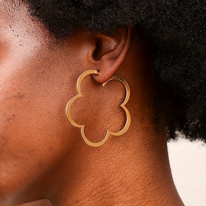 

1 Pair Minimalist Trendy Hoop Earrings, Simple Line Clover Shaped Sweet Style Hoop Earrings, Suitable For Daily Commuting Wear Jewelry Gifts