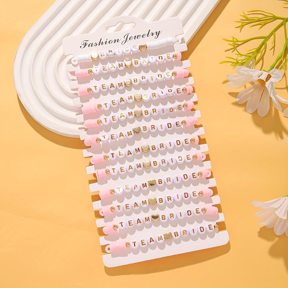 E-shop 12-teiliges Elegantes Polymer-Ton Buchstaben-Perlenarmband-Set für Frauen - für Hochzeiten, Valentinstag und Team-Bräute - Enthält 12