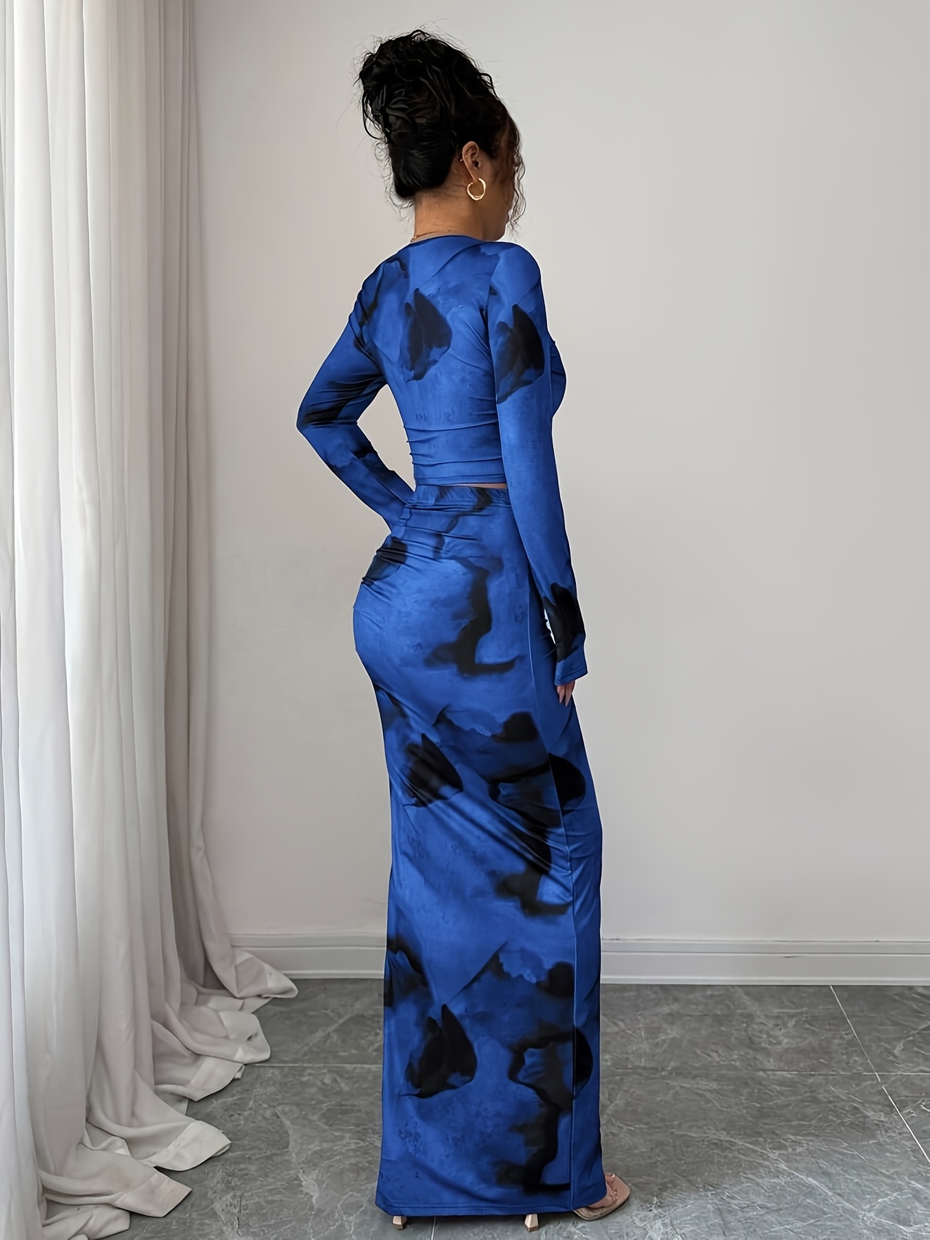 A Stylish Women'S Two-Piece Set Featuring an Elegant Round Neck Long-Sleeve T-Shirt with a Fitted Irregular Tie-Dye Pattern, Paired with a Form-Fitting Tie-Dye Long Skirt