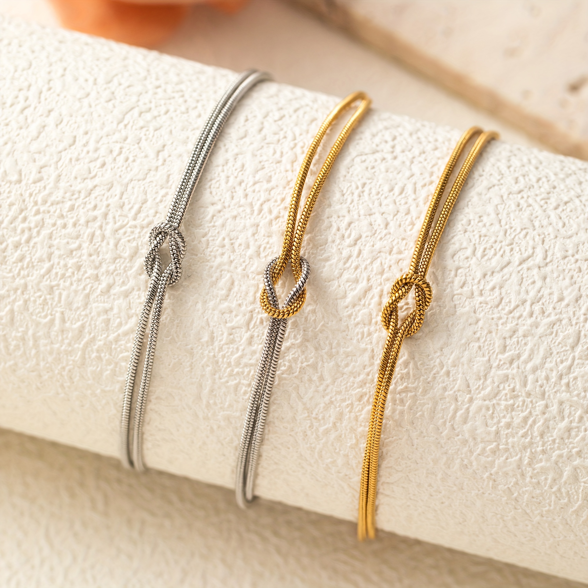 Einfaches stilvolles 304 Edelstahl-Knoten-Armreif-Armband für Paare, mit echtem Gold beschichtet zur Farberhaltung