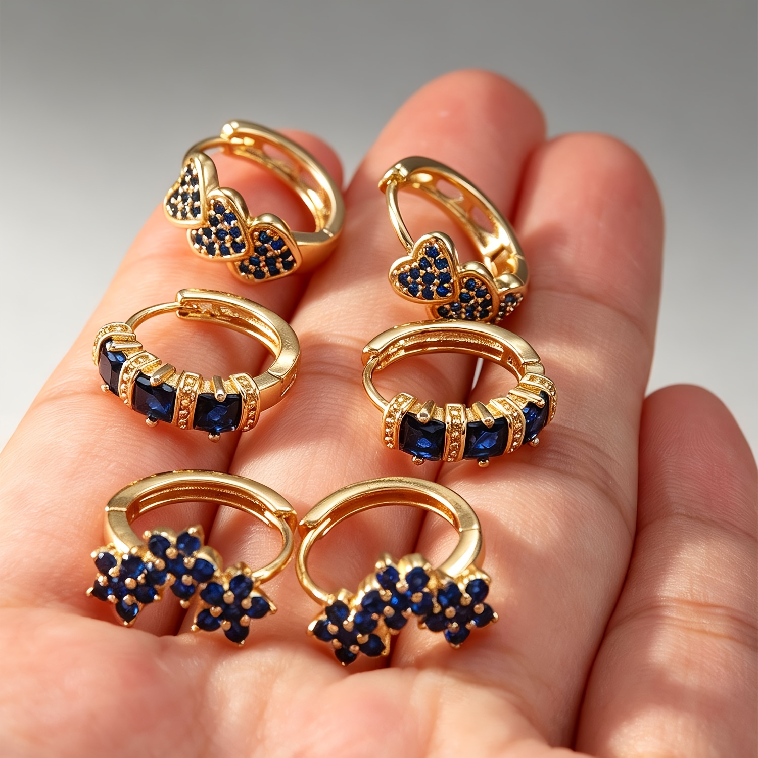 TEMU 3 Pairs Simple Golden Hoop Earrings, Cute Clover And Flower Hoop Huggie Earrings Set, Suitable For Women' Wear And Halloween And Christmas Gifts