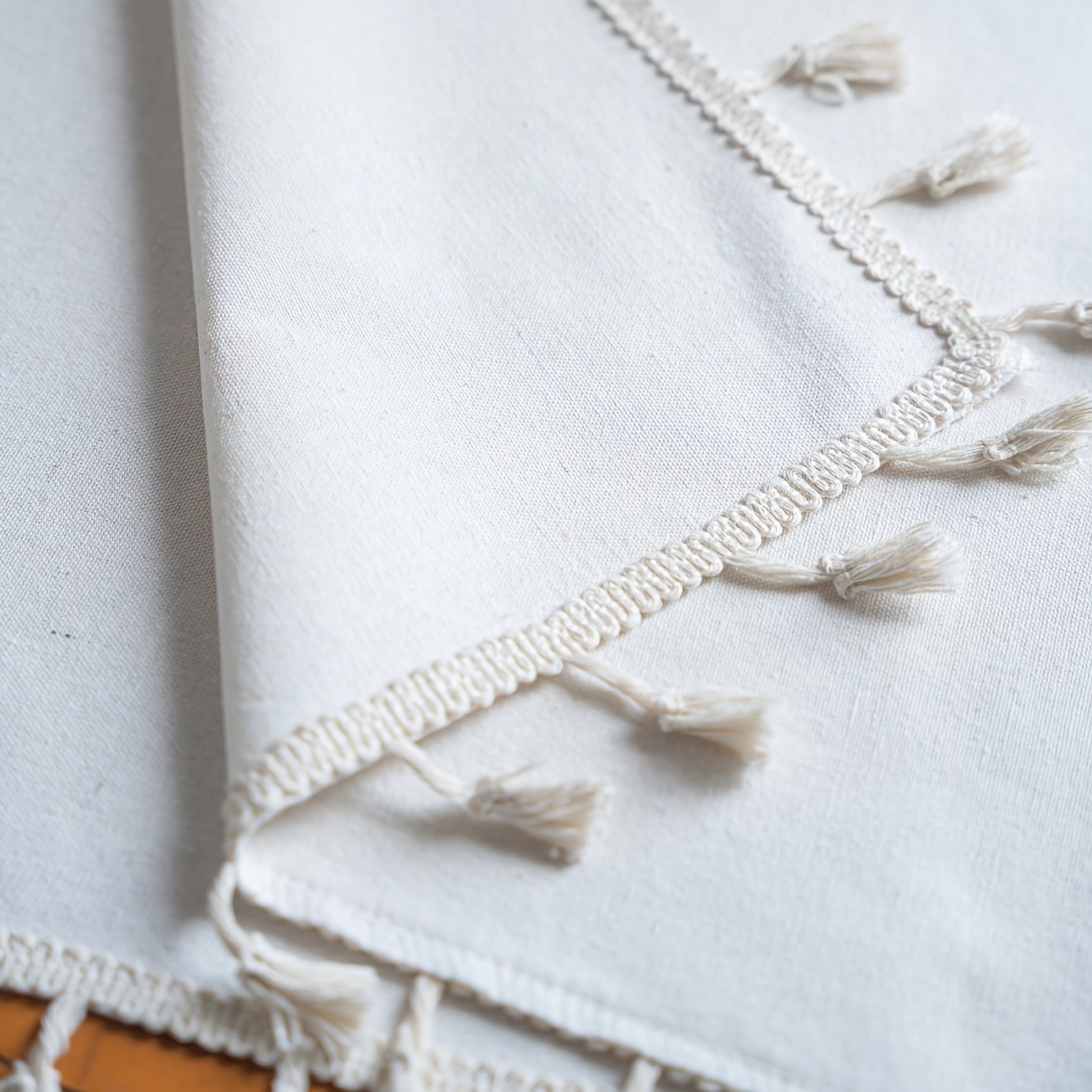 1pc Cream-white Tablecloth With Tassels, Square Table Runner, Suitable For Cabinets And Dining Tables And Tea Tables, 60 X 60 Cm/23.6 .6 Inches Or 90 X 90 Cm/35.4 X 35.4 Inches