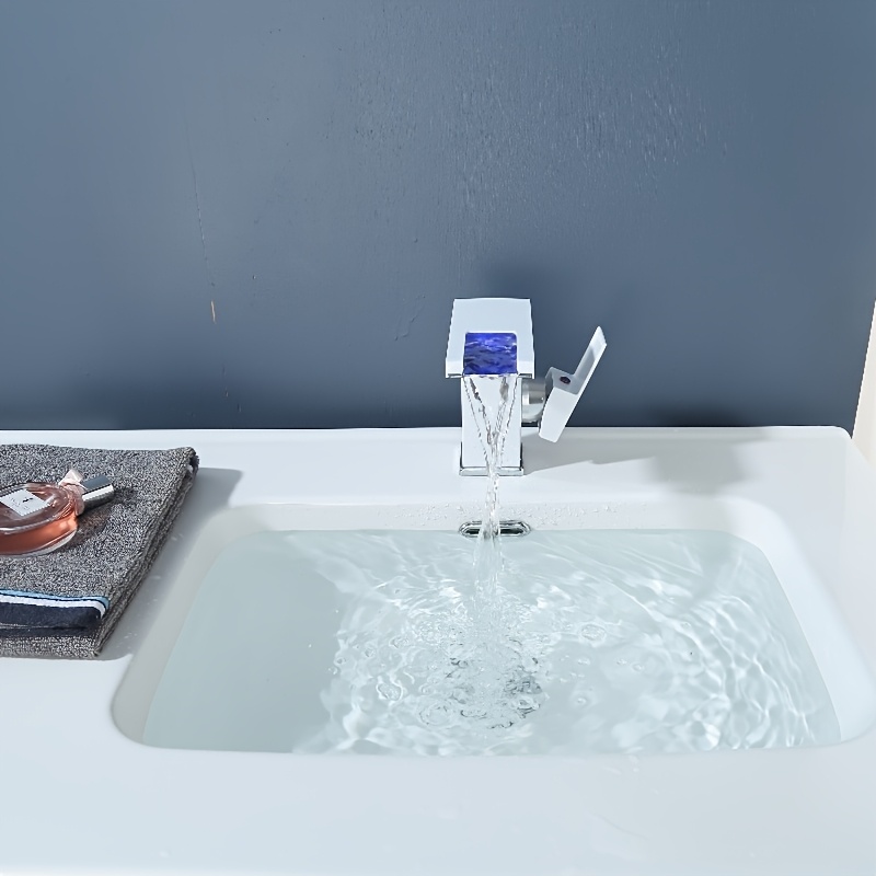 Zlewozmywak z miedzi z oświetlaną kranikiem, zapewniający gorącą i zimną wodę mieszankę do domowych łazienek, z funkcją regulacji temperatury i trójkolorowym designem zmieniającym kolor.