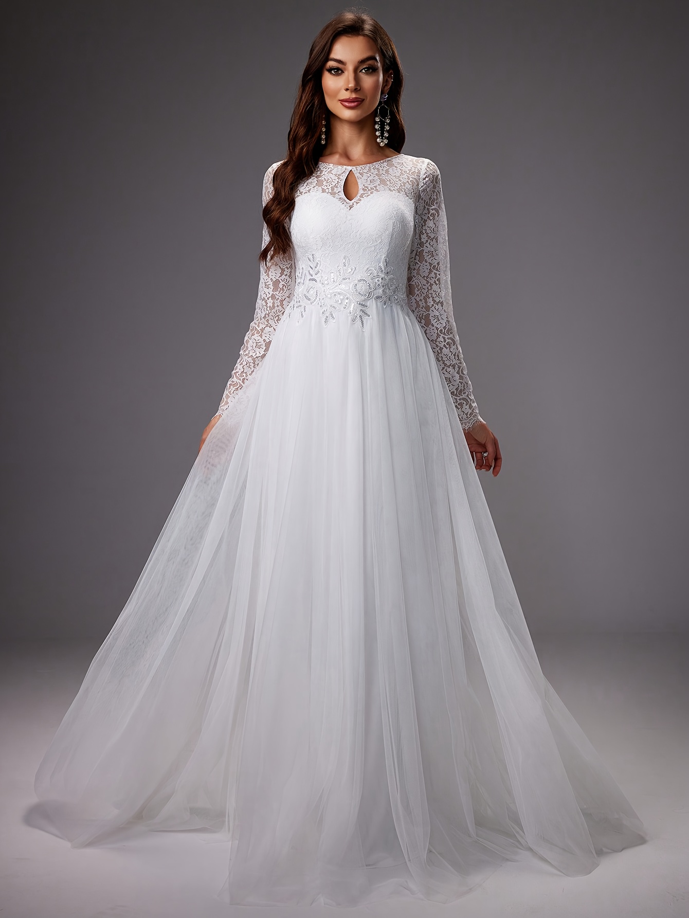 langärmliges brautkleid mit rundhalsausschnitt, spitze, gespleißtem netzstoff, besticktem blumenmuster, taillierter taille eleganter a-linien-schleppe, einfarbig, lang