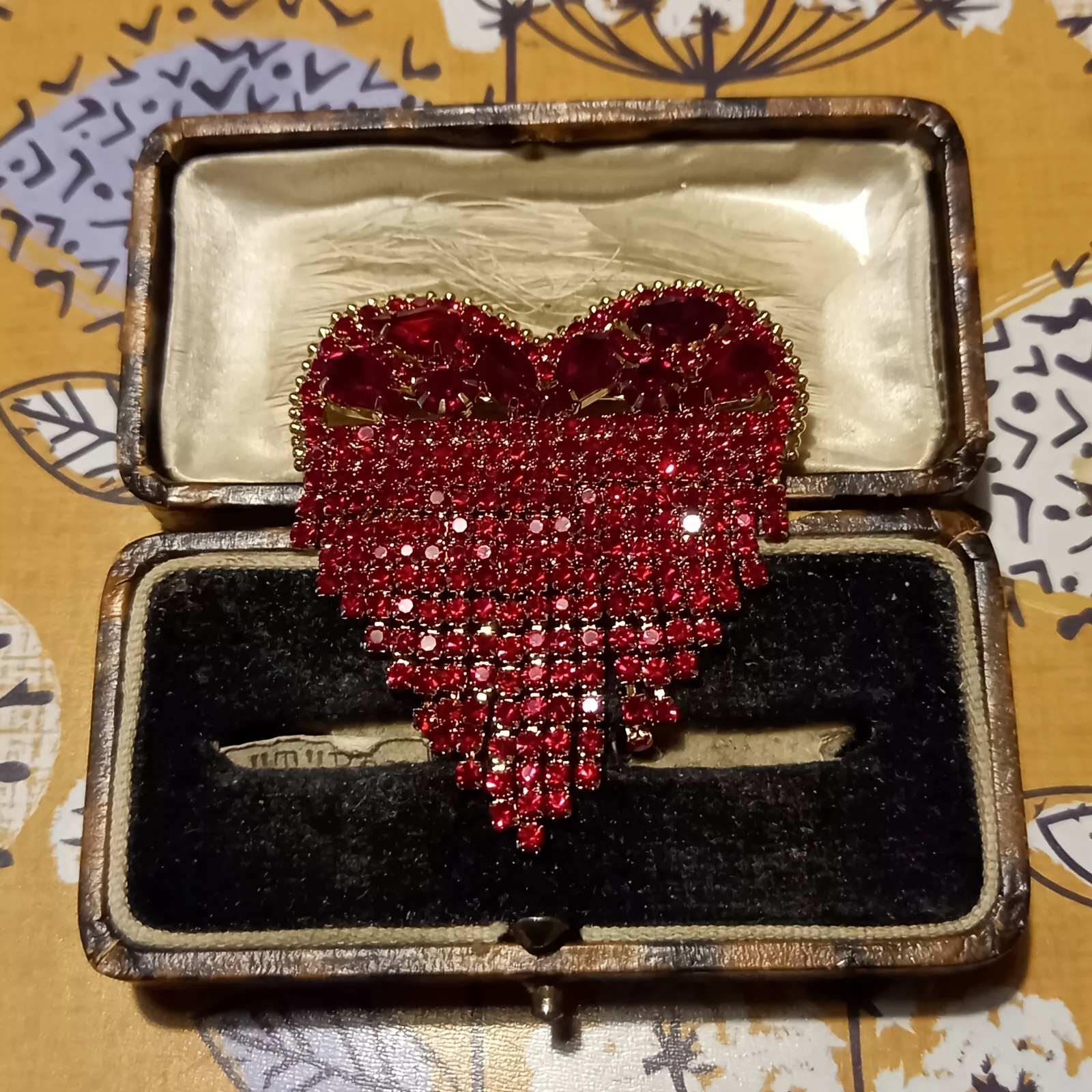 

Vintage Style Heart Badge Pin, Artificial Crystal Mosaic, Love Corsage For Women And Men, Valentine's Day Accessory