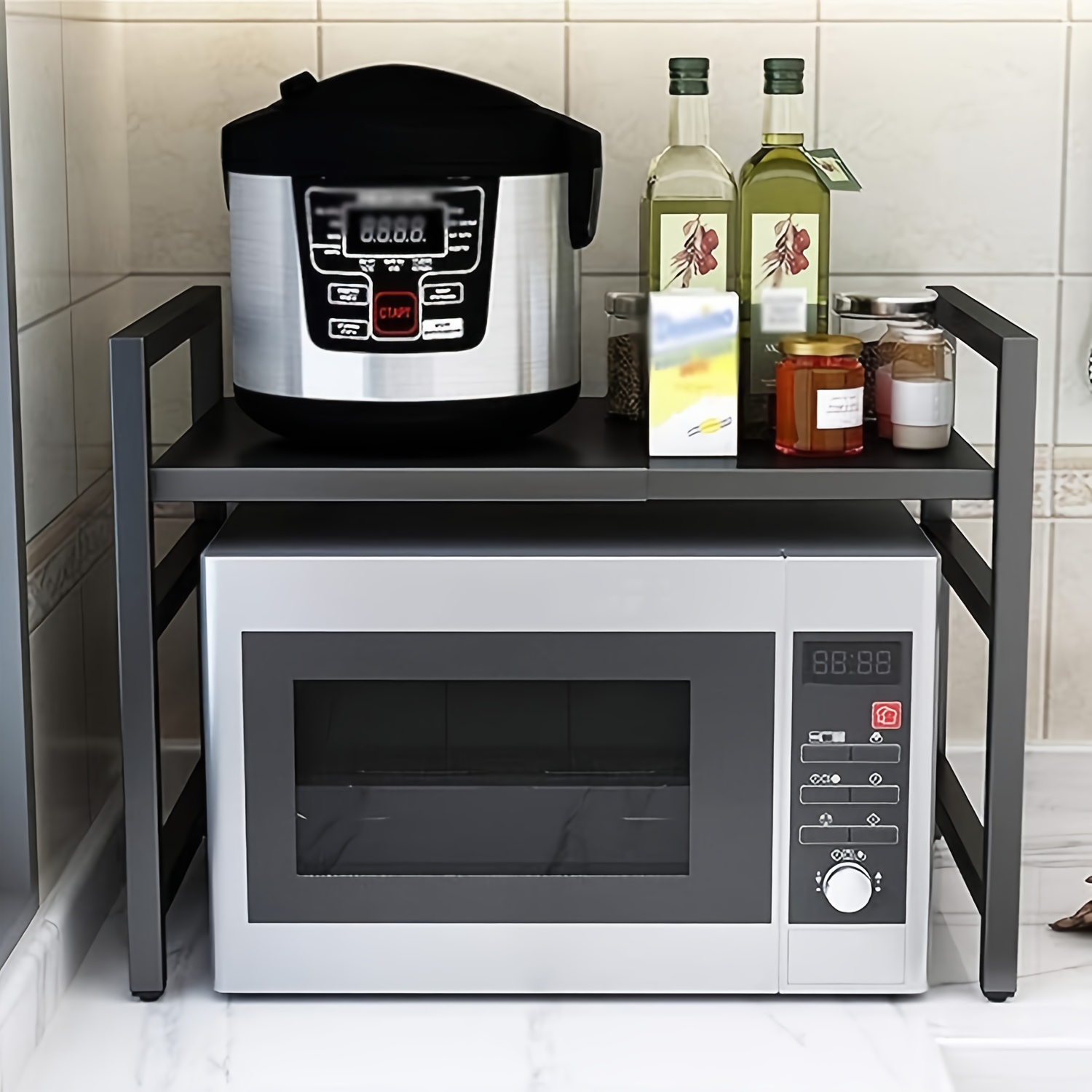 Étagère Micro-ondes Extensible, Étagère Micro-ondes à 2 Niveaux avec 3 Serviettes, 5 Crochets, Support pour Bâtonnets et Support de Planche à Découper, Organisateur de Cuisine, Support de Cuisson Micro-ondes, Plan de Travail, Extensible 40-64 Cm (Noir, Blanc)