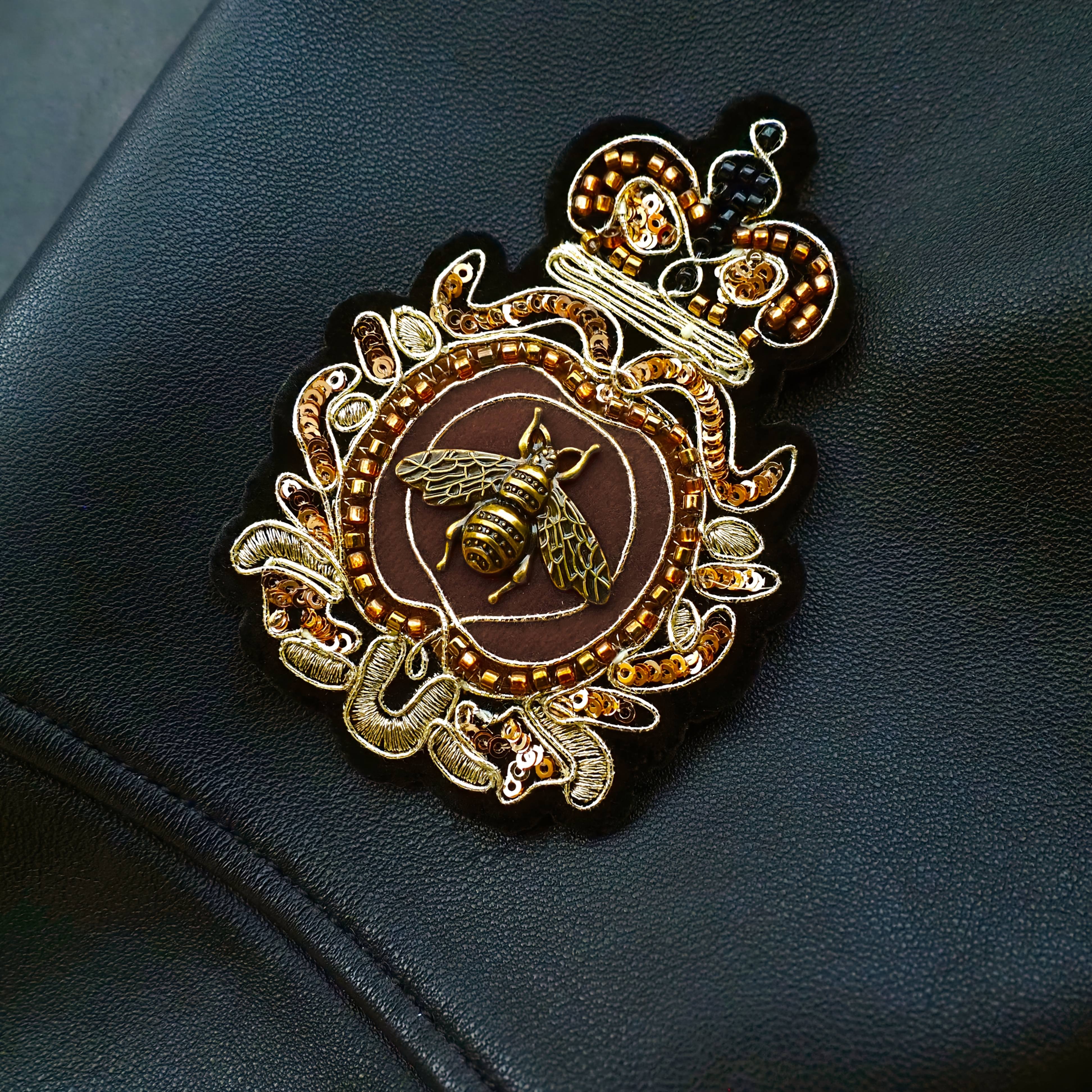 E-shop 1 Stück Vintage Eleganter Stil, Dreidimensionales Kronen-Bienenmuster, Schwarzer Wildleder-Sockel, Handbesticktes Patch, Handgenäht oder