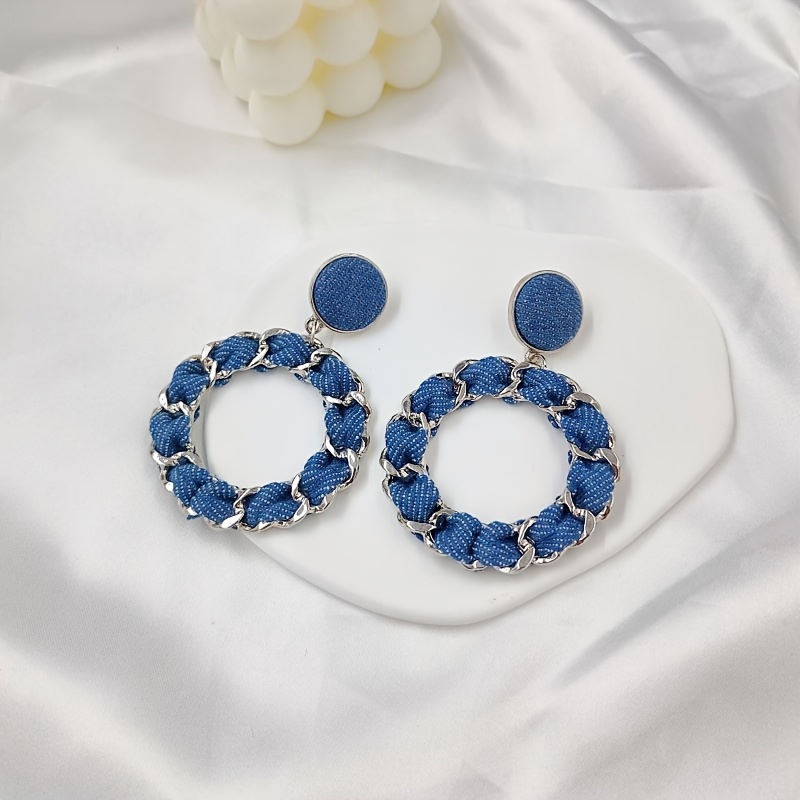 E-shop 2024 Neue blaue Jeans geflochtene Kreis Hängeohrringe Mode Damen Geometrische runde Legierungs-Ohrringe für oder Musikfestival Schmuck