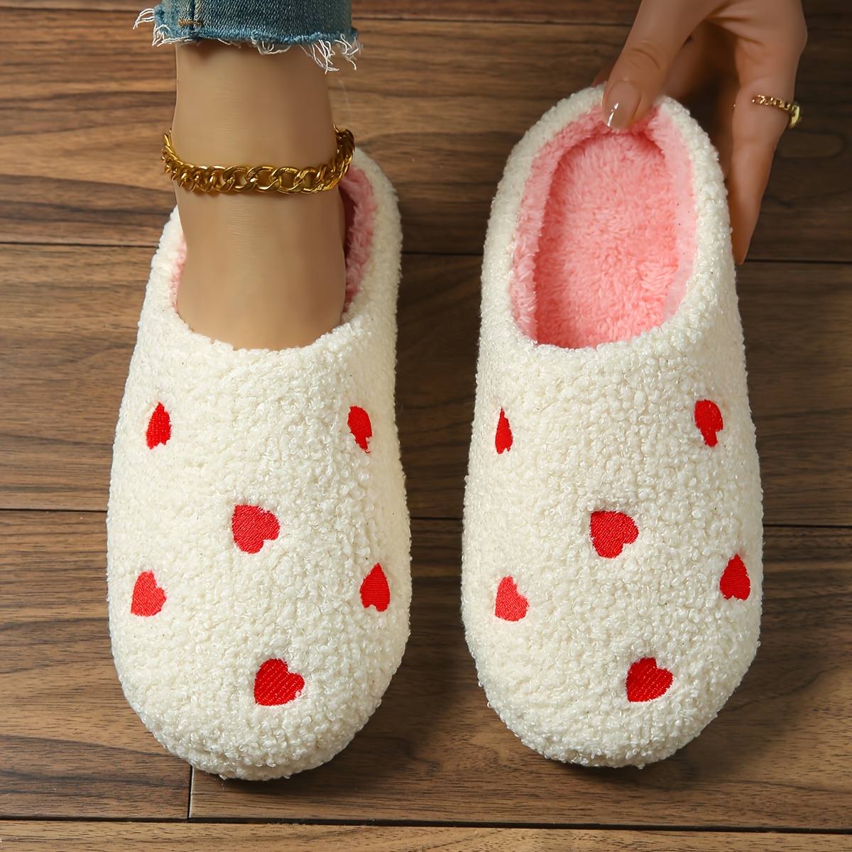 

New Fashionable Heart Embroidered Comfortable And Warm Slippers, Thickened And Low Heel, , Autumn And Winter, Suitable For Indoor Wear