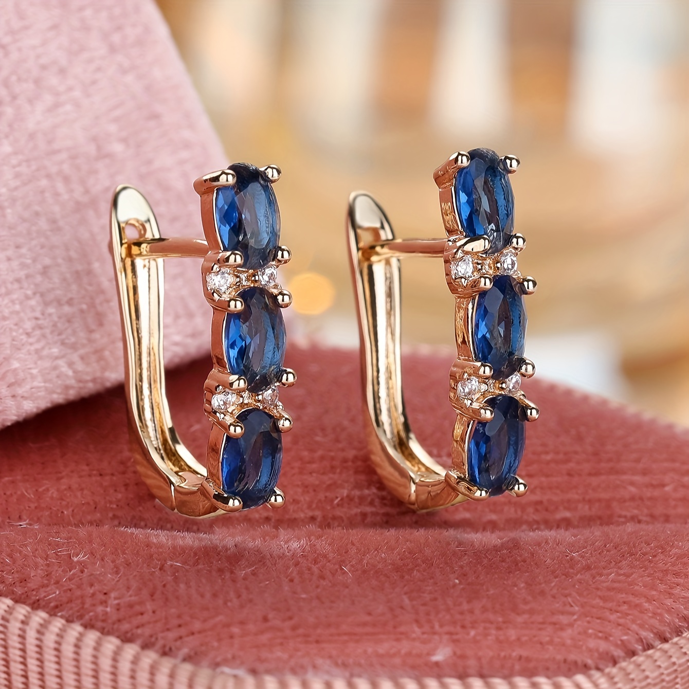 E-shop 1 Paar Luxuriöse goldenfarbene Prinzessinen-Schnitt blaue Steine Ohrhänger für Damen Krallenohrringe Feinschmuck
