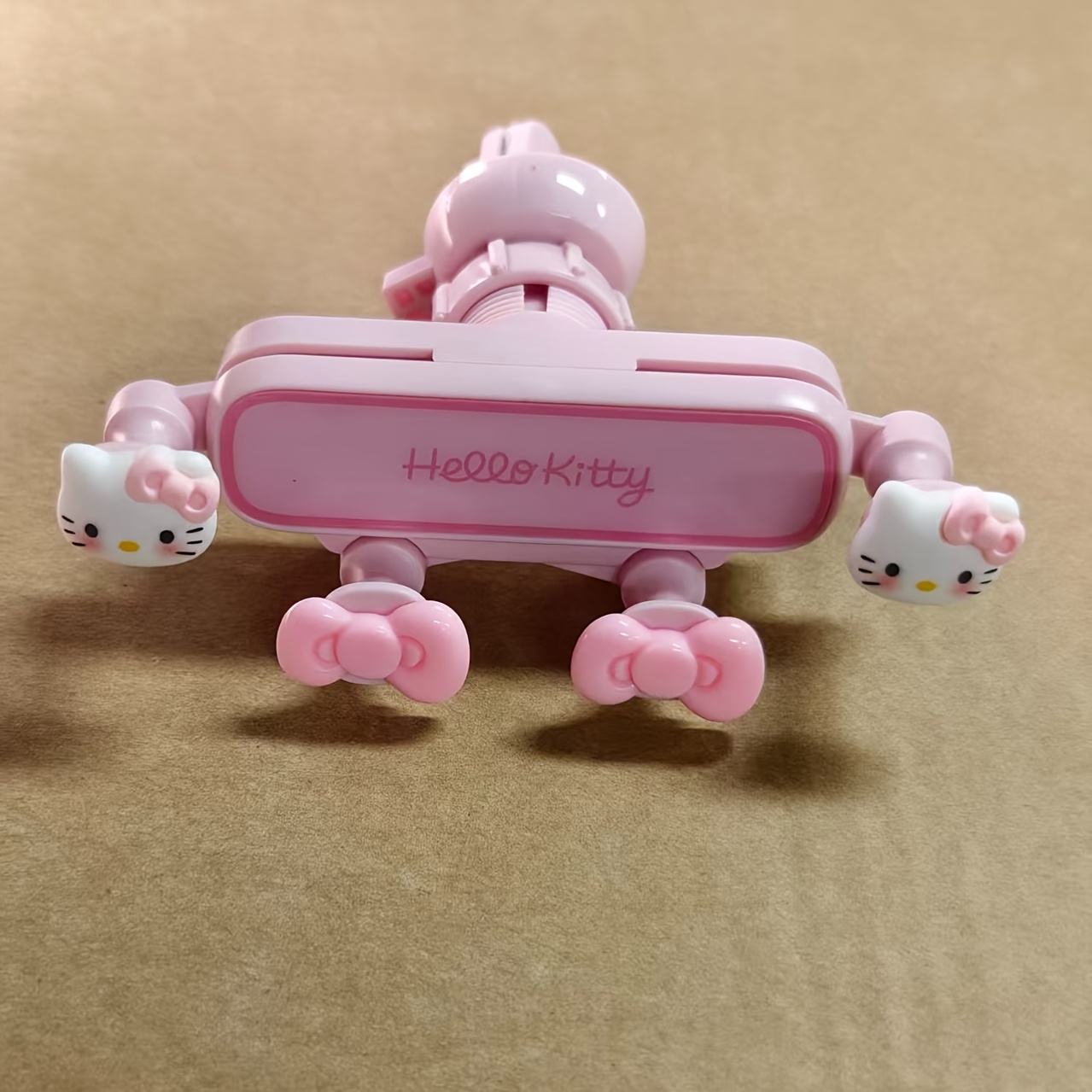E-shop Sanrio hat dieses Produkt autorisiert: Eine Handy-Autohalterung für Lüftungsschlitze mit Saugnapf-Design. Sie beinhaltet einen drehbaren