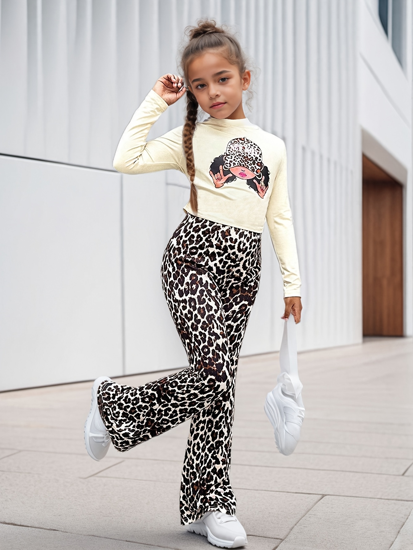 Conjunto de piezas para niñas de moda con estampado de leopardo  Pantalones acampanados y camiseta de larga de cuello de color negro só