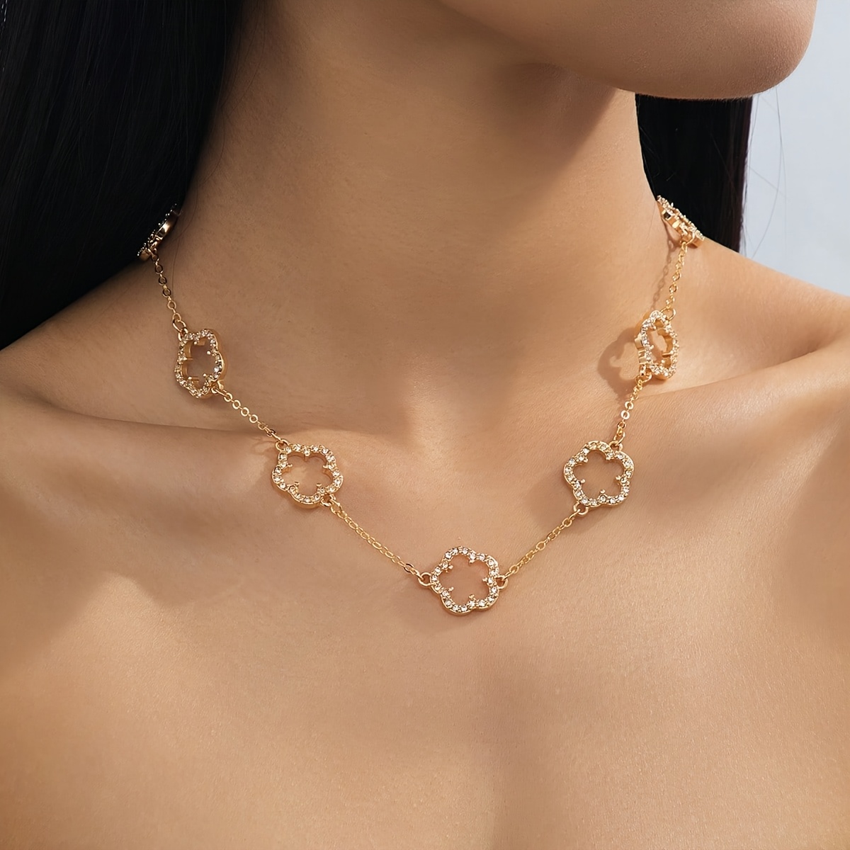 A Stunning Women's Pendant Necklace Featuring Clover Design, With Exquisite Inlaid Glass, Embodying A High-end, Light Luxury Aesthetic